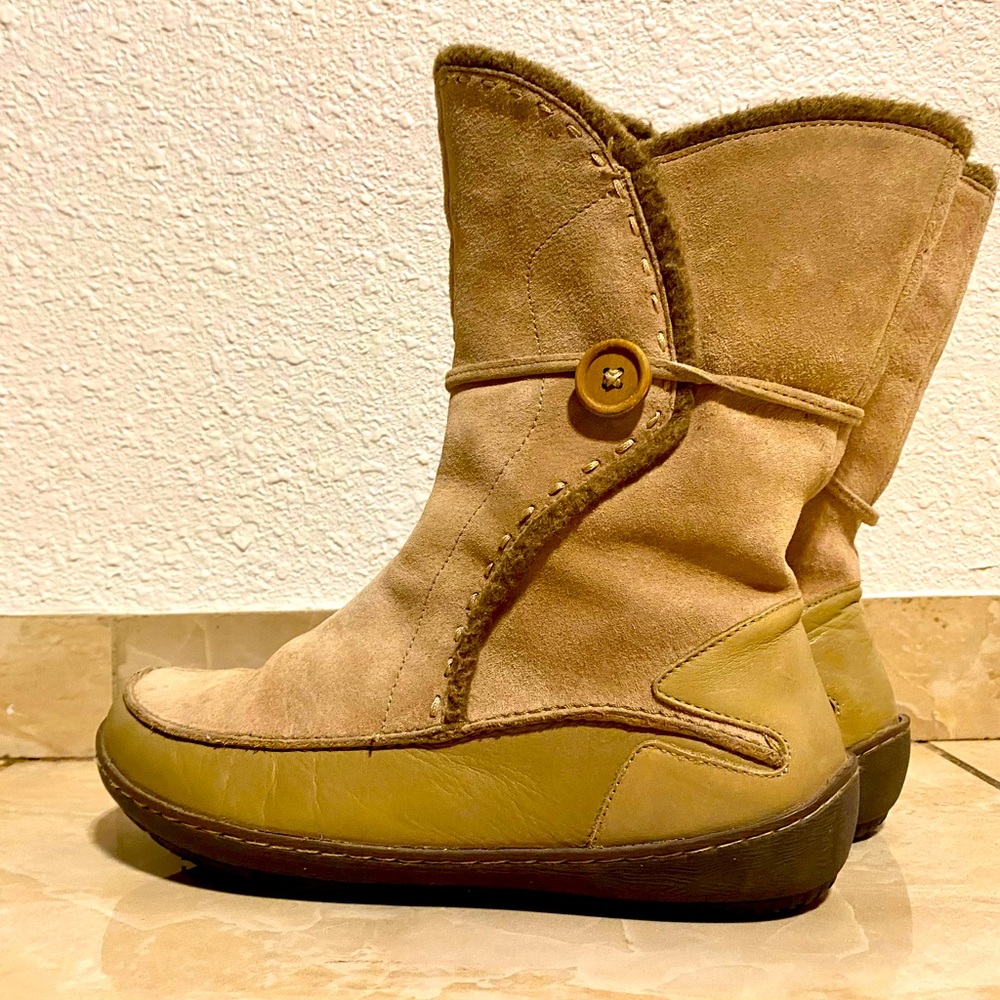 Women's Suede Tan Hush Puppies size 8